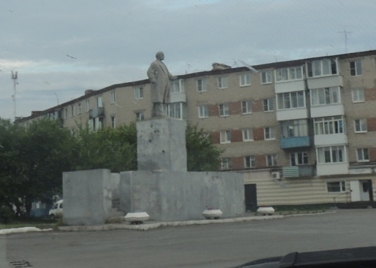 В центре Туринска установлен памятник Владимиру Ленину