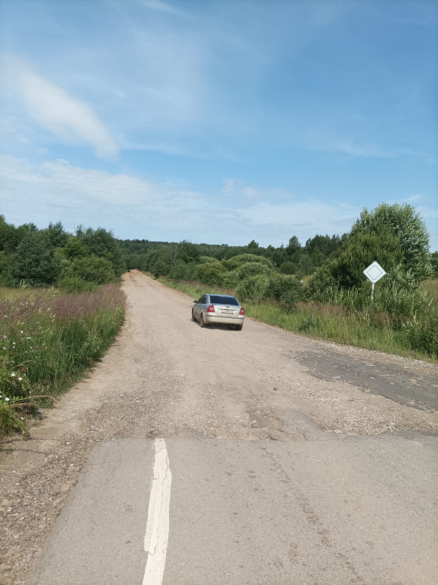 Съехал с шоссе, началась гравийная дорога.
