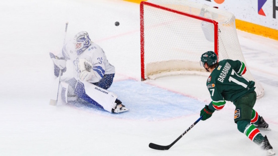    "Ак Барс" и московское "Динамо" забросили 9 шайб в матче КХЛ Андрей Бурков