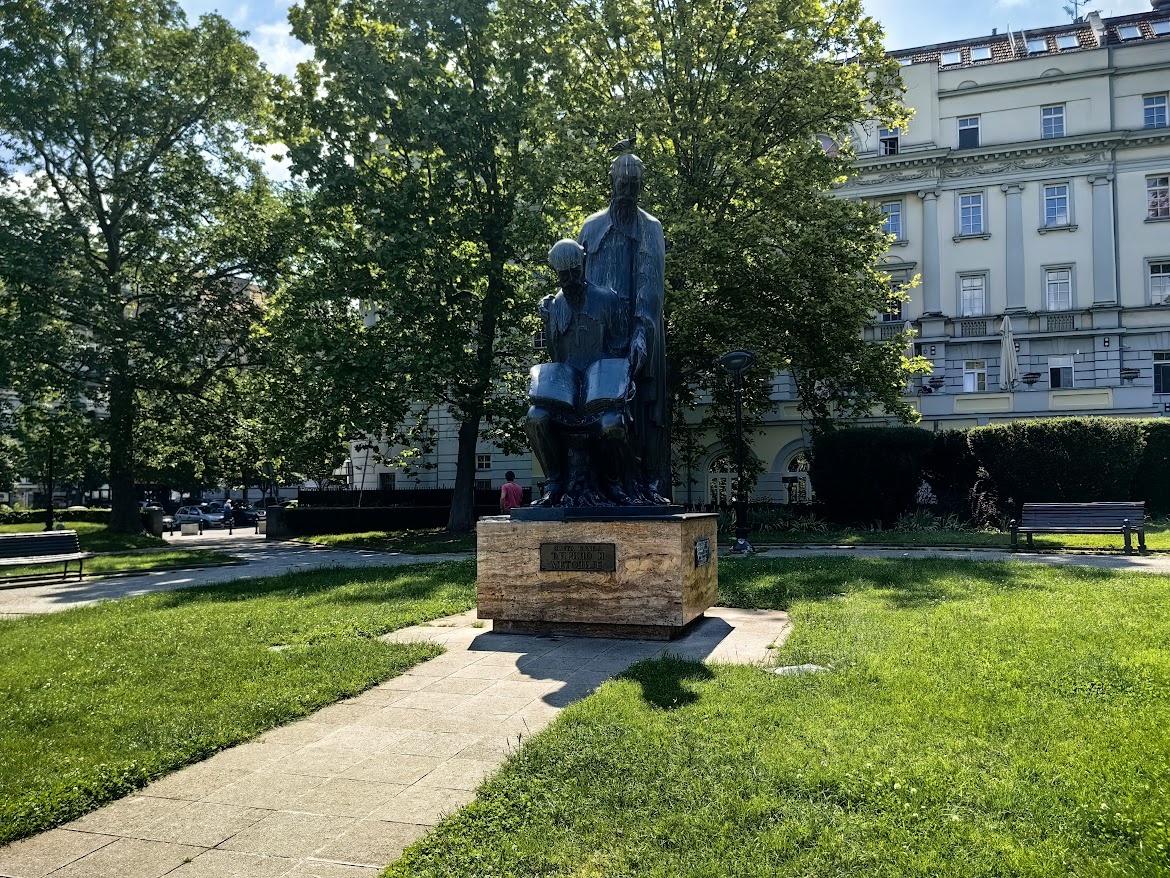 Памятник Кириллу и Мефодию в одноименном сквере в центре Белграда