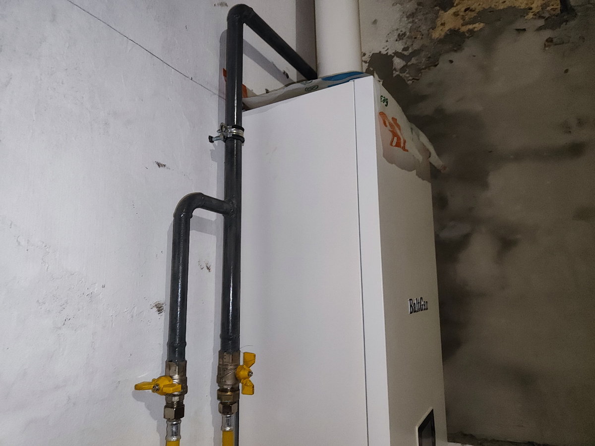 Два крана, один на котёл, второй на плиту 