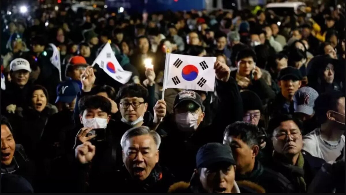 В стране запретили любую политическую активность, включая акции протеста и деятельность политических партий. Источник: Reuters/BBC