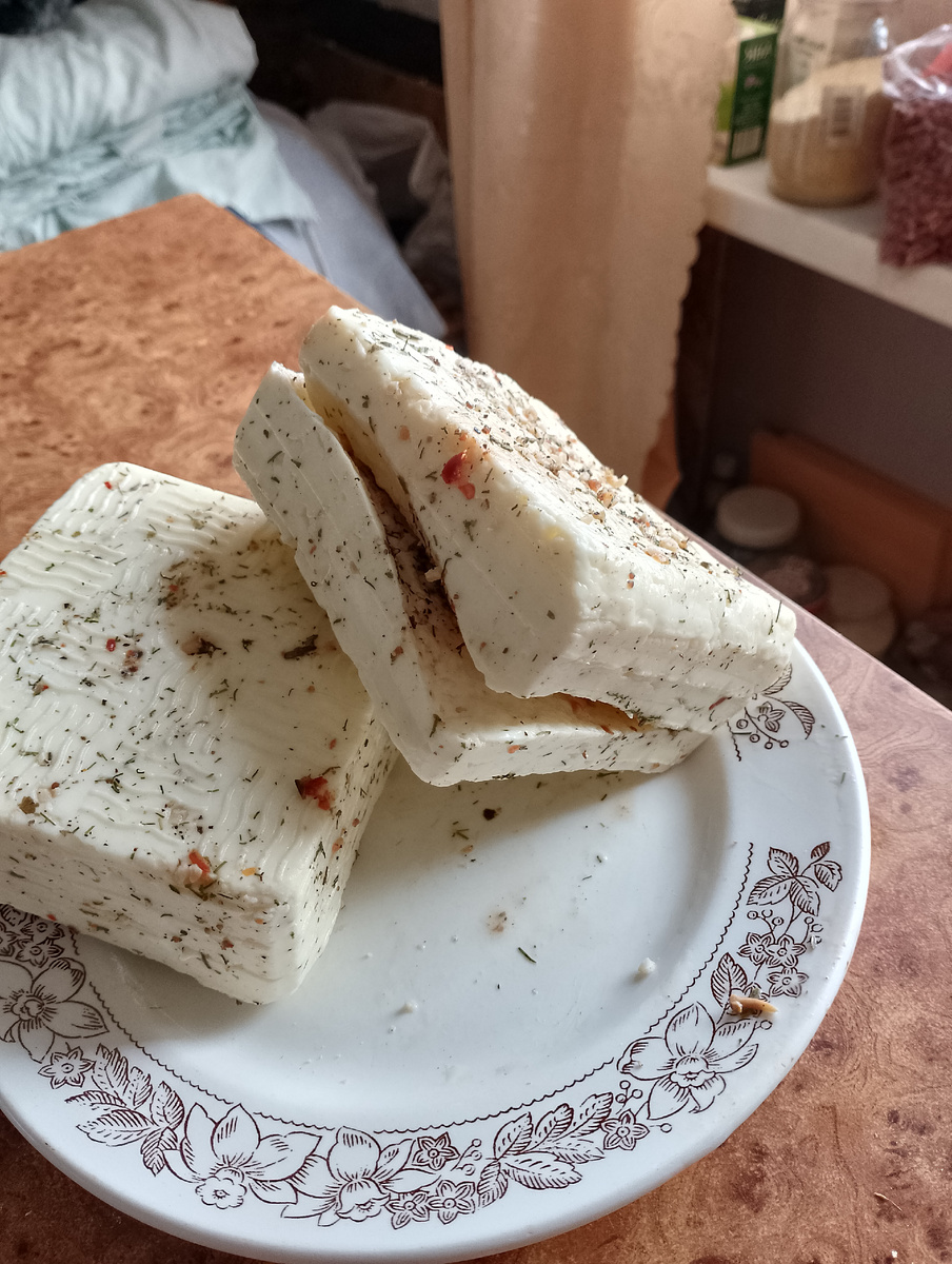 Вот в таком виде делаю халуми я, в квадратных формах и использую смесь перцев.