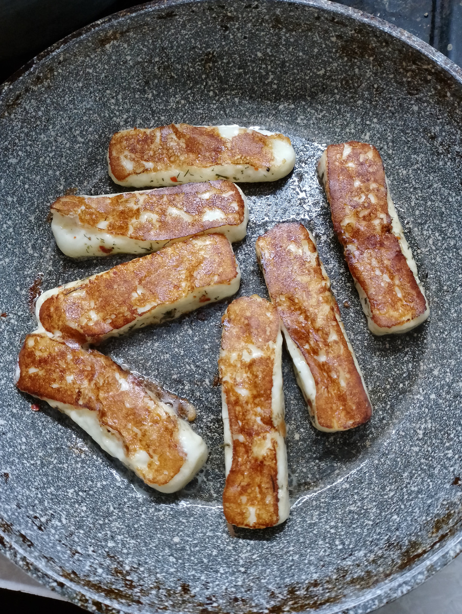 Так халуми выглядит обжаренный на сковороде.