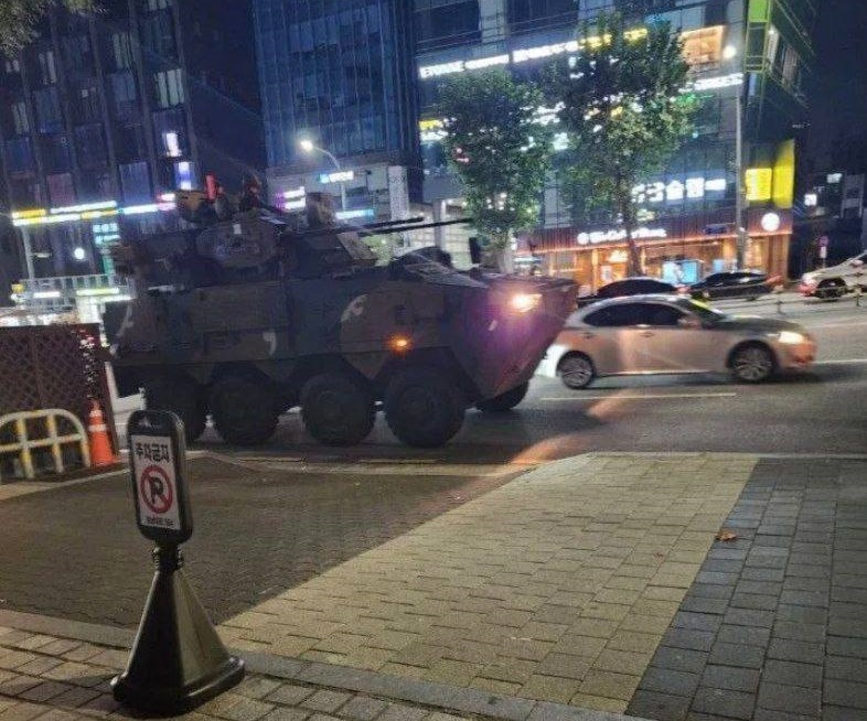    Военная техника в Сеуле. Фото очевидцев