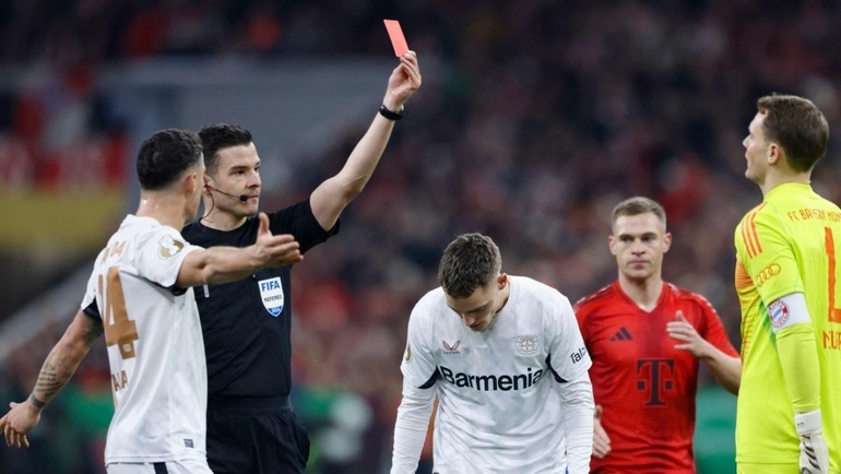    Мануэль Нойер получает красную карточку. AFP
