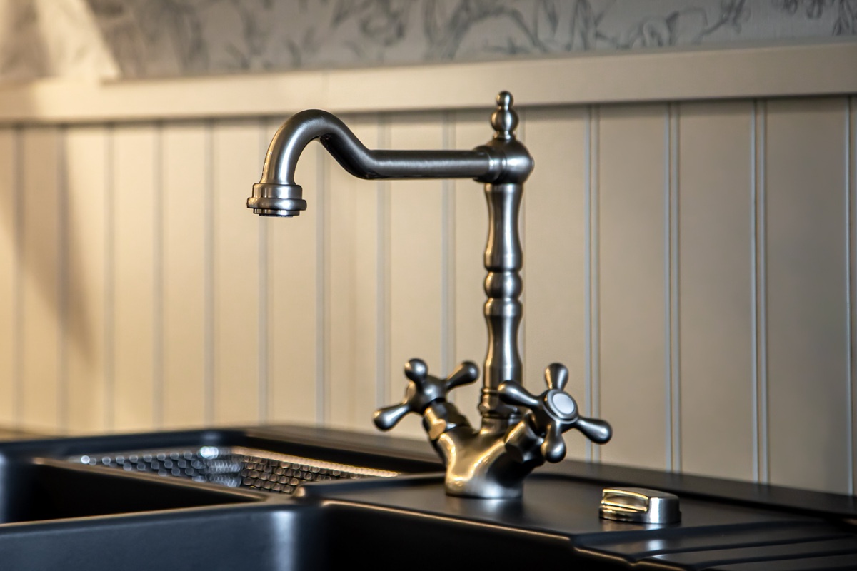     Снова засверкает: как убрать царапины со смесителя