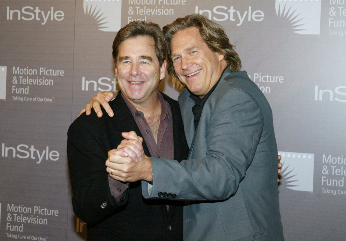 Doug Benc/Getty Images📷С братом Бо Бриджесом на открытии персональной фотовыставки в Центр искусств Бергамот-Стейшн в Санта-Монике, 2003 год