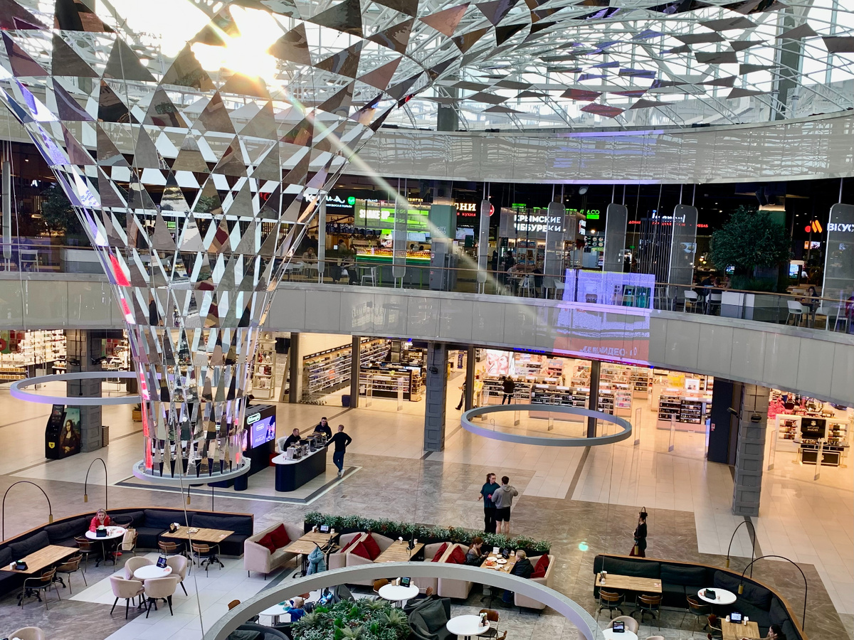 Фудкорт на втором этаже, но мой путь лежит в другое место