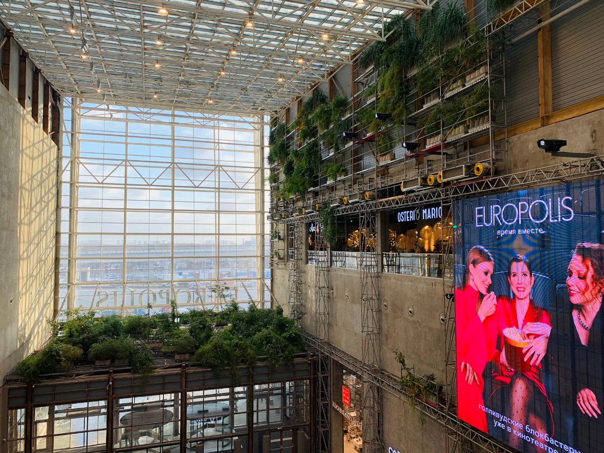 Растительность и ресторан видно почти сразу от входа