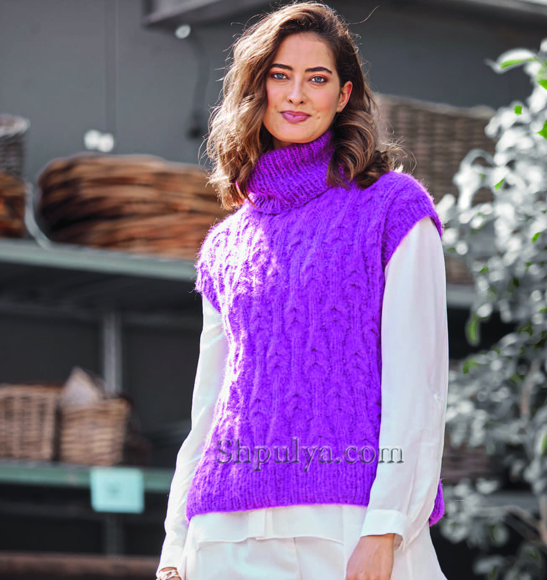 Теплый вязаный жилет с «косами» и воротником гольф