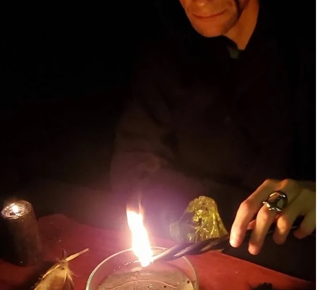 маг читает заговор