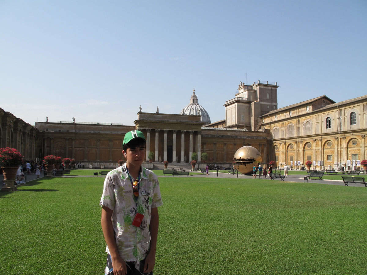 Вид у меня во время юношеских путешствий был весьма пофигистичный, даже не осознавал, что я в Ватикане!