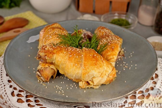 куриные ножки, тесто слоёное замороженное, сыр твёрдый, чеснок, соль, перец чёрный молотый, тимьян, мука, яйца, кунжут, розмарин