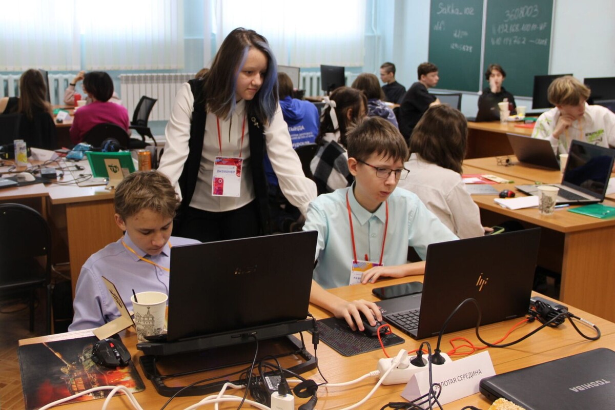 © пресс-служба ЦФБП РС (Я)
В Информационно-технологическом лицее №24 им. Е.А. Варшавского в Нерюнгри состоялся ИТ-хакатон для школьников