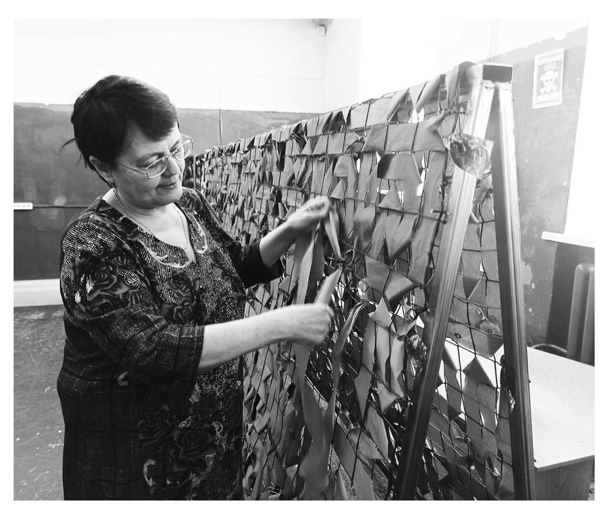 Надежда Быкова за плетением маскировочных сетей