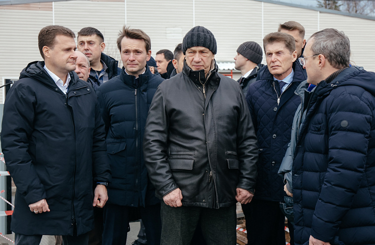 Юрий Трутнев провёл осмотр пилотной площадки ИНТЦ «Русский» / фото: Оксана Шишенко — правительство Приморского края