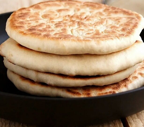 И хлеба не нужно: стакан муки, воды и ложка масла - вкуснее и экономнее лепешек не пекла. Пуховые, пышные, мягкие - сама себя хвалю