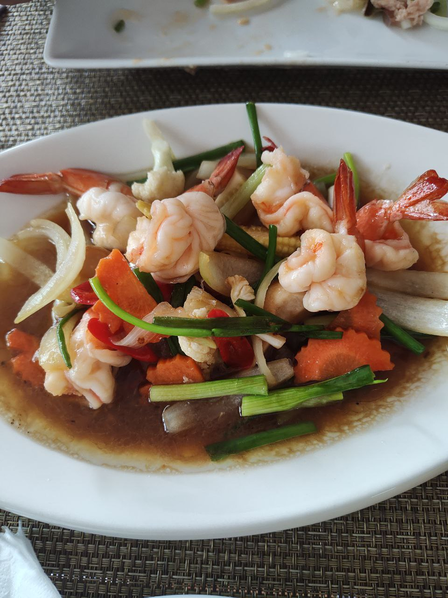 Салат  морепродуктами по-тайски выглядит так. Фото автора. Как и все фотографии в материале