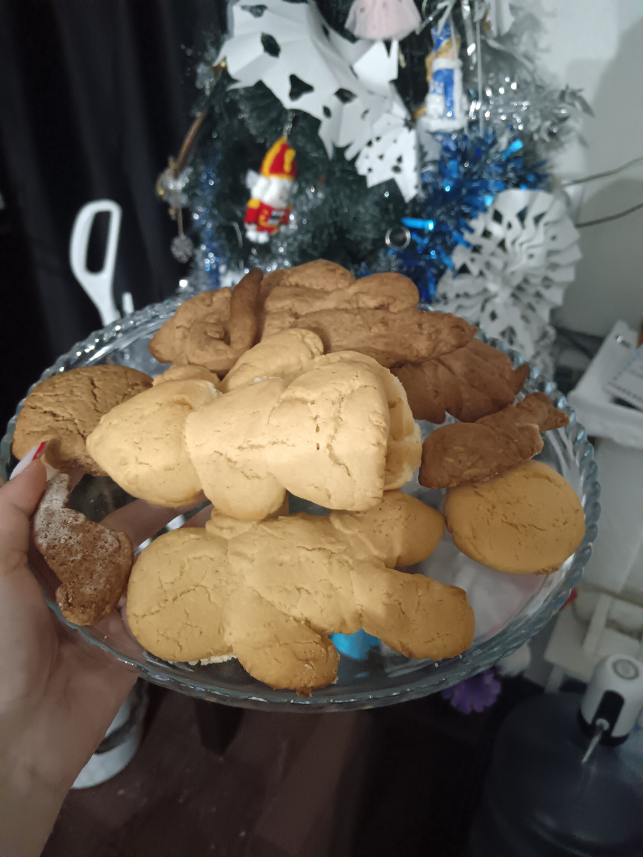 Рецепт: 180гр маргарин, 1 яйцо, мука стакан, сахарная пудра. Маргарин достать из холодильника. Натереть на терке. Насыпать муку. Добавить яйца. Сахар. Вымесить тесто. Оно будет слегка рассыпчатое. Слепить фигурки. Выпекать при 280 гр 25-30 минут. Посыпать пудуой 