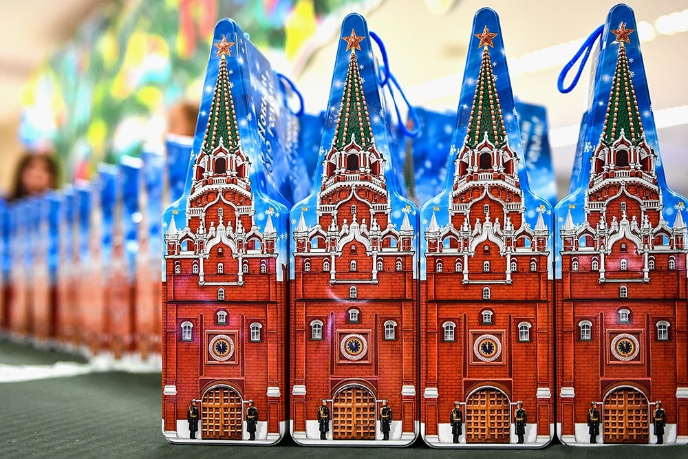    Так выглядят подарки на Кремлевской елке. Сделаны они в виде одной из башен Московского Кремля. / РИА Новости