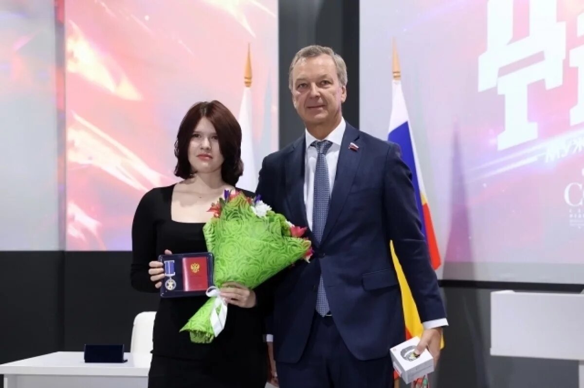    Таню наградили за мужество.