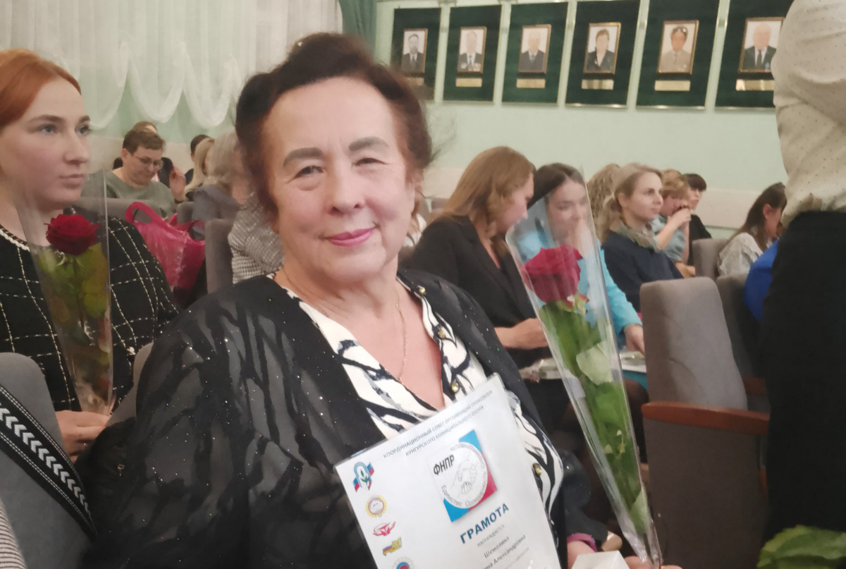 Ветеран профсоюзного движения Алевтина Александровна Шемелина с почётной грамотой Координационного совета организаций профсоюзов