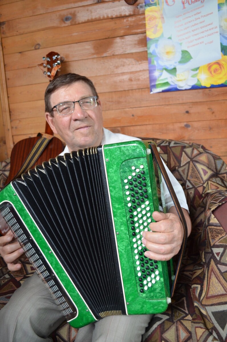 Папа всю жизнь с музыкой