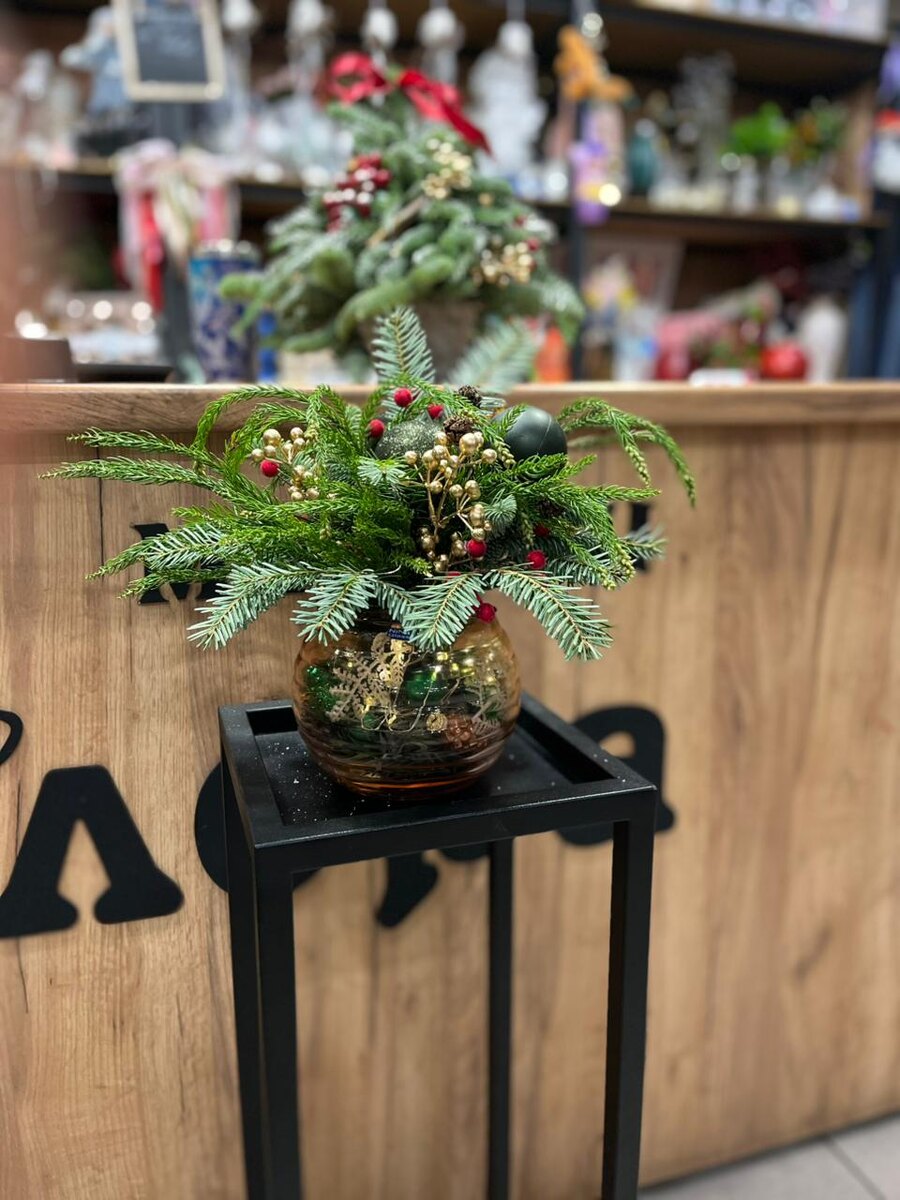 Сделала вчера между делом новогоднюю композицию в цветах года в вазе