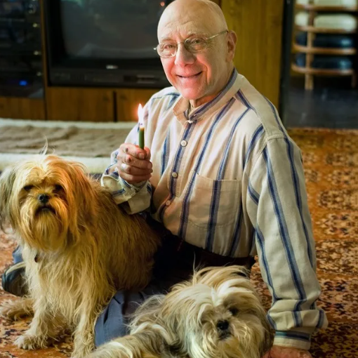 Bernie S. Siegel
Американский писатель и вышедший на пенсию детский хирург, который пишет о взаимоотношениях между пациентом и процессом выздоровления. Он известен своей книгой-бестселлером "Любовь, медицина и чудеса".