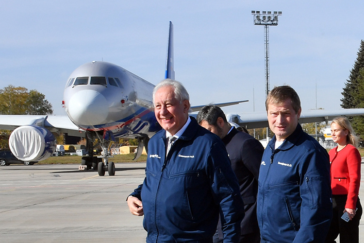    Николаю Савицких (слева), скорее всего, предложат должность помощника раиса Татарстана. А у Константина Тимофеева (справа) есть реальная профессия — пилота.   
Фото: rais.tatarstan.ru