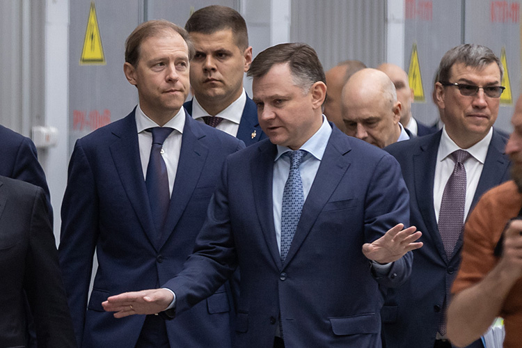    Юрий Слюсарь (в центре) отправлен руководить Ростовской областью.   
Фото: «БИЗНЕС Online»