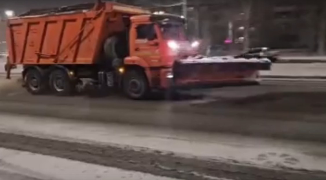    Уборка снега. Фото: Скриншот видео Инна Колыхматова/ВК