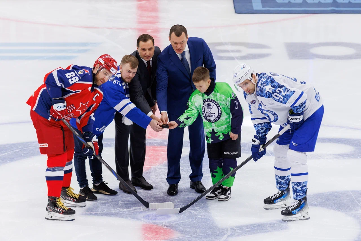 Символическое вьбрасывание шайбы в честь открытия  нового сезона «Ты в игре»  на матче КХЛ: «Динамо» Москва — ЦСКА