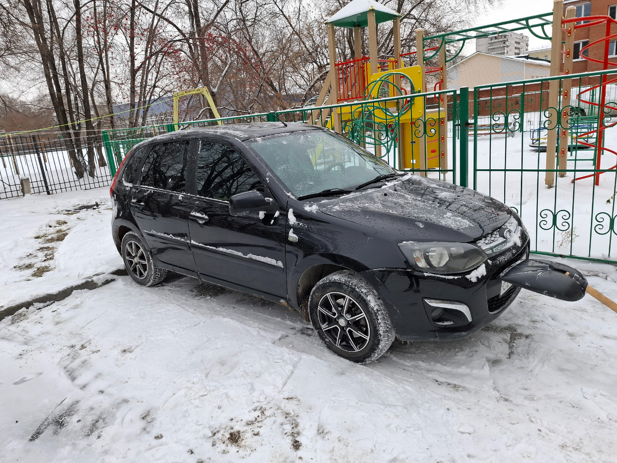 Ожидая сына из школы, можно очистить автомобиль ,парко-место от снега. И тропинку в погреб заодно.