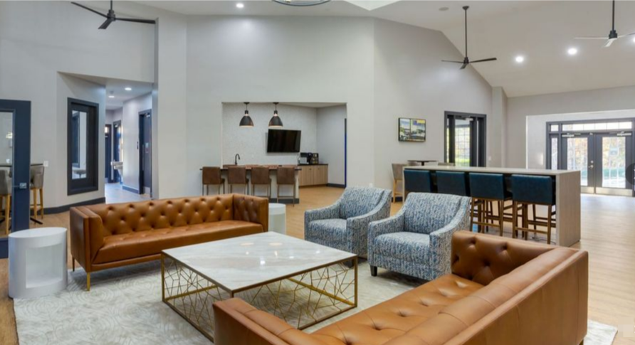 Холл на первом этаже впечатляет