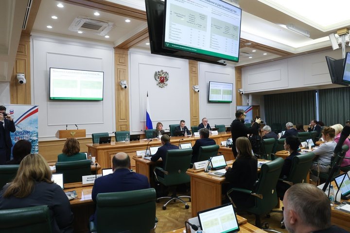 Предварительные итоги системы агрострахования обсудили накануне на совещании профильного комитета Совета Федерации с участием страховщиков, представителей Минсельхоза РФ и регионов. Совет Федерации