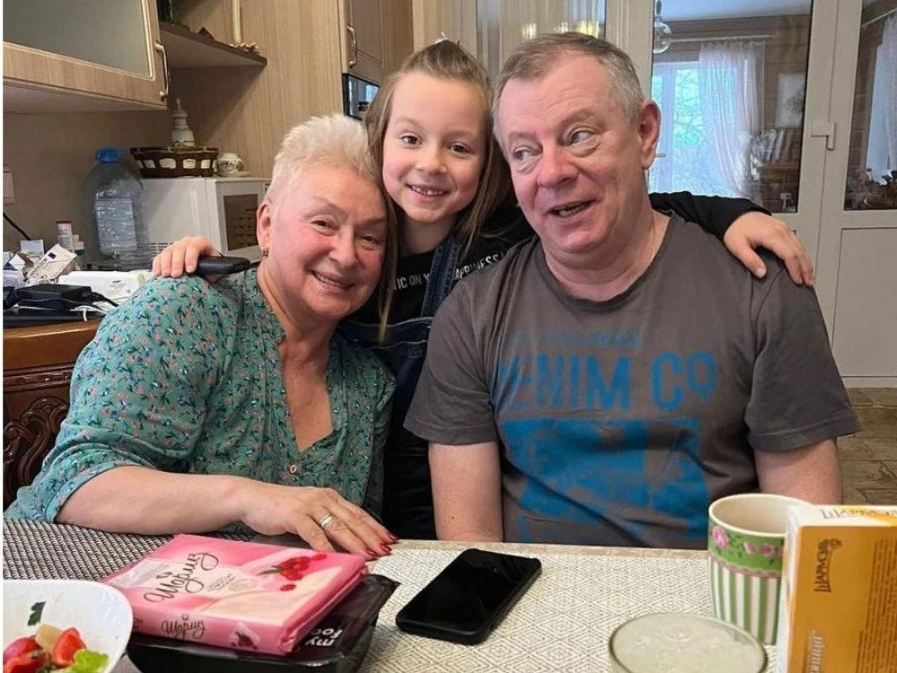    Вадим Андреев с женой и внучкой