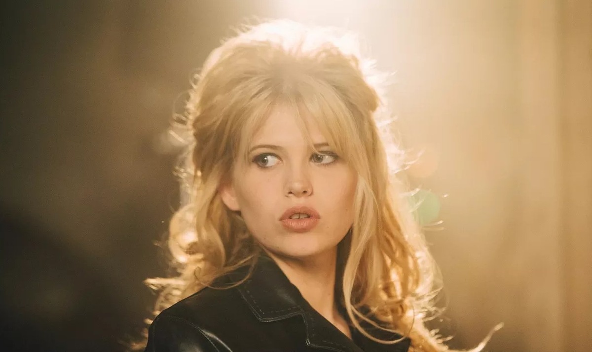  Джулия де Нуньес в сериале "Брижит Бардо. Искусство жить" 2022г