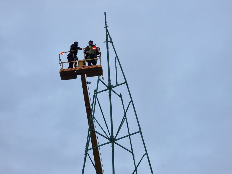    Рабочие третьи сутки устанавливают новогоднюю елку в ПетрозаводскеИрина Яковлева