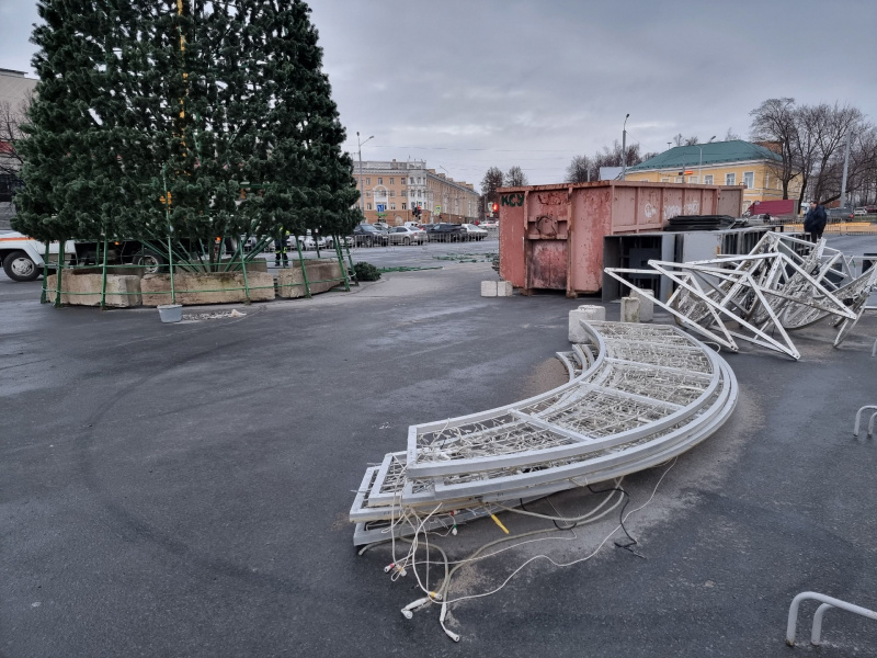    Рабочие третьи сутки устанавливают новогоднюю елку в ПетрозаводскеИрина Яковлева