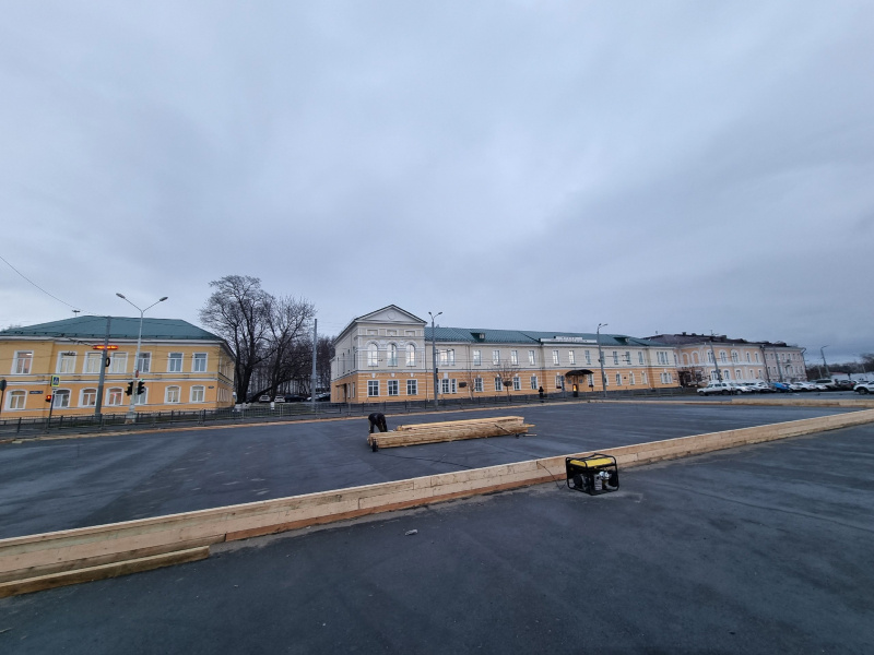    Рабочие третьи сутки устанавливают новогоднюю елку в ПетрозаводскеИрина Яковлева