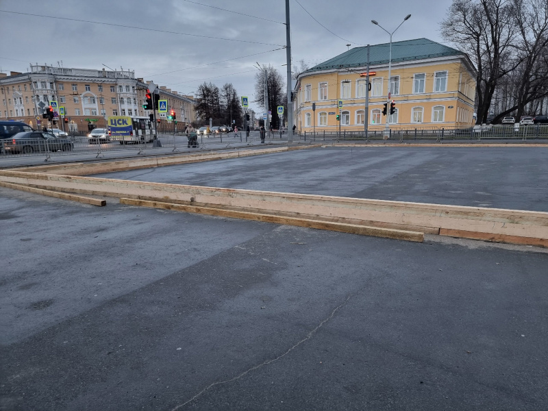    Рабочие третьи сутки устанавливают новогоднюю елку в ПетрозаводскеИрина Яковлева