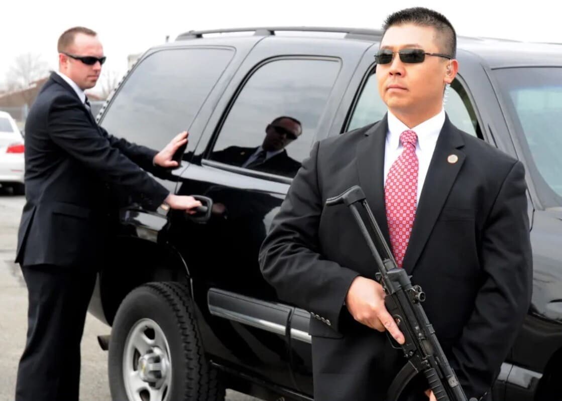 Сотрудники подразделения безопасности армии США. Агент справа держит MP5, которые заменяются на APC9K.