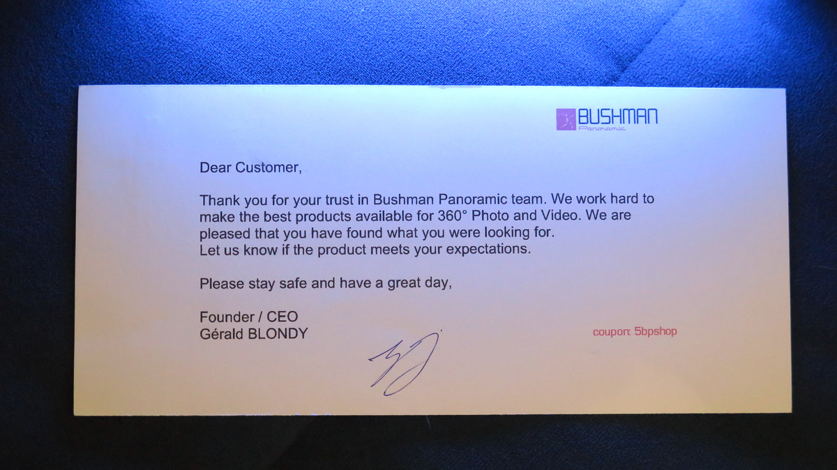В комплекте было письмо от основателя компании «Bushman Panoramic» - Gerald Blondy. Мы не знаем, сгорел ли купон на следующую покупку, если вы воспользуетесь им, пожалуйста, вспомните нас добрым словом. Круто, что владелец компании лично подписал письмо и возможно проверил комплект перед отправкой. 