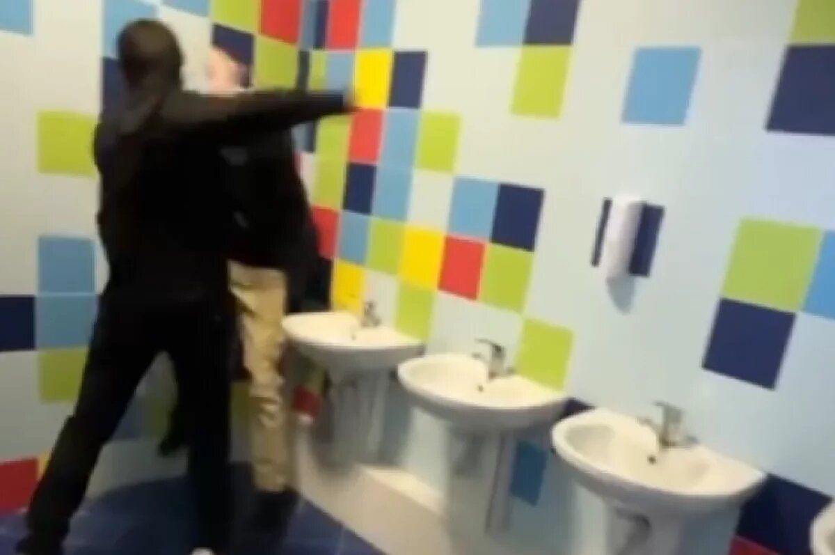    В Калуге школьник из семьи иностранцев на камеру покалечил одноклассника