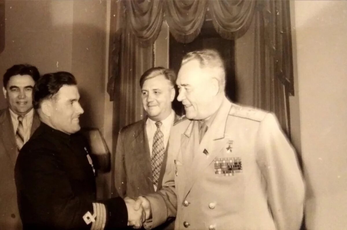     Звезду Героя Михаилу Девятаеву вручил главнокомандующий ВВС СССР, маршал авиации Константин Вершин. 1957 г.