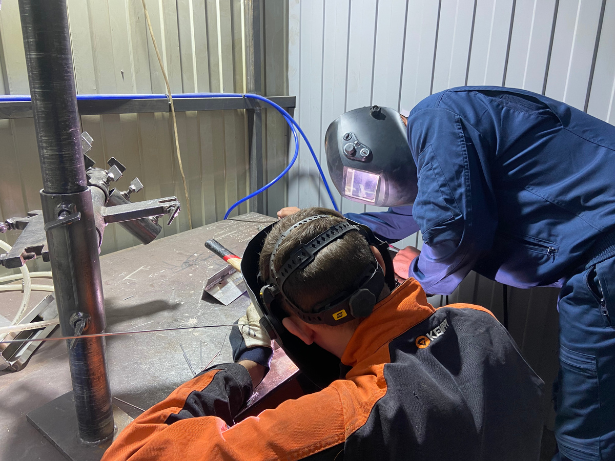 Обучение сварщиков-аргонщиков от компании. Работали с различными материалами. 