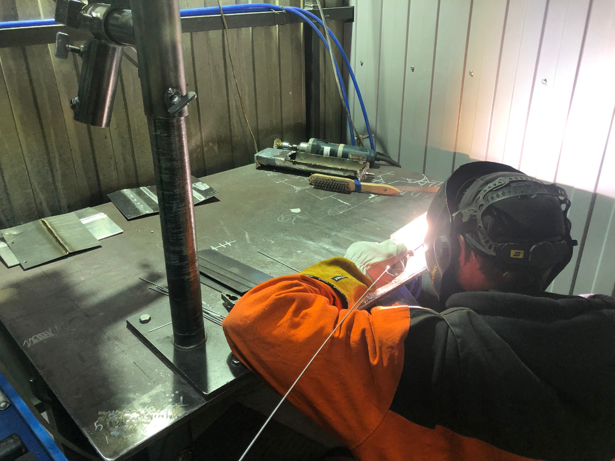 Обучение сварщиков-аргонщиков от компании. Работали с различными материалами. 