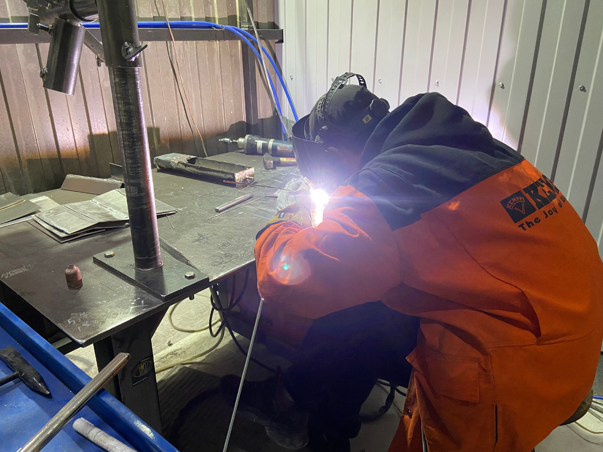 Обучение сварщиков-аргонщиков от компании. Работали с различными материалами. 